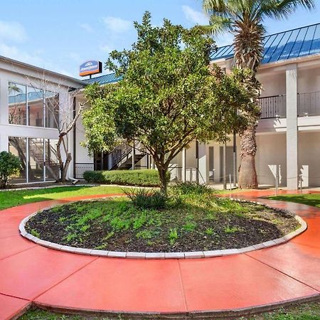 Howard Johnson By Wyndham San Antonio Hotel & Suites المظهر الخارجي الصورة