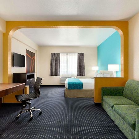 Howard Johnson By Wyndham San Antonio Hotel & Suites المظهر الخارجي الصورة