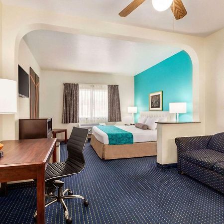 Howard Johnson By Wyndham San Antonio Hotel & Suites المظهر الخارجي الصورة