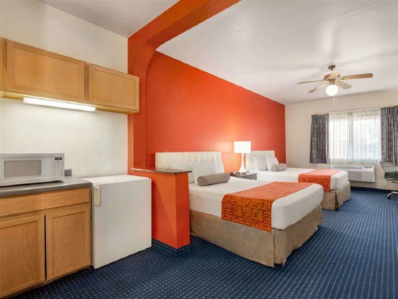 Howard Johnson By Wyndham San Antonio Hotel & Suites المظهر الخارجي الصورة