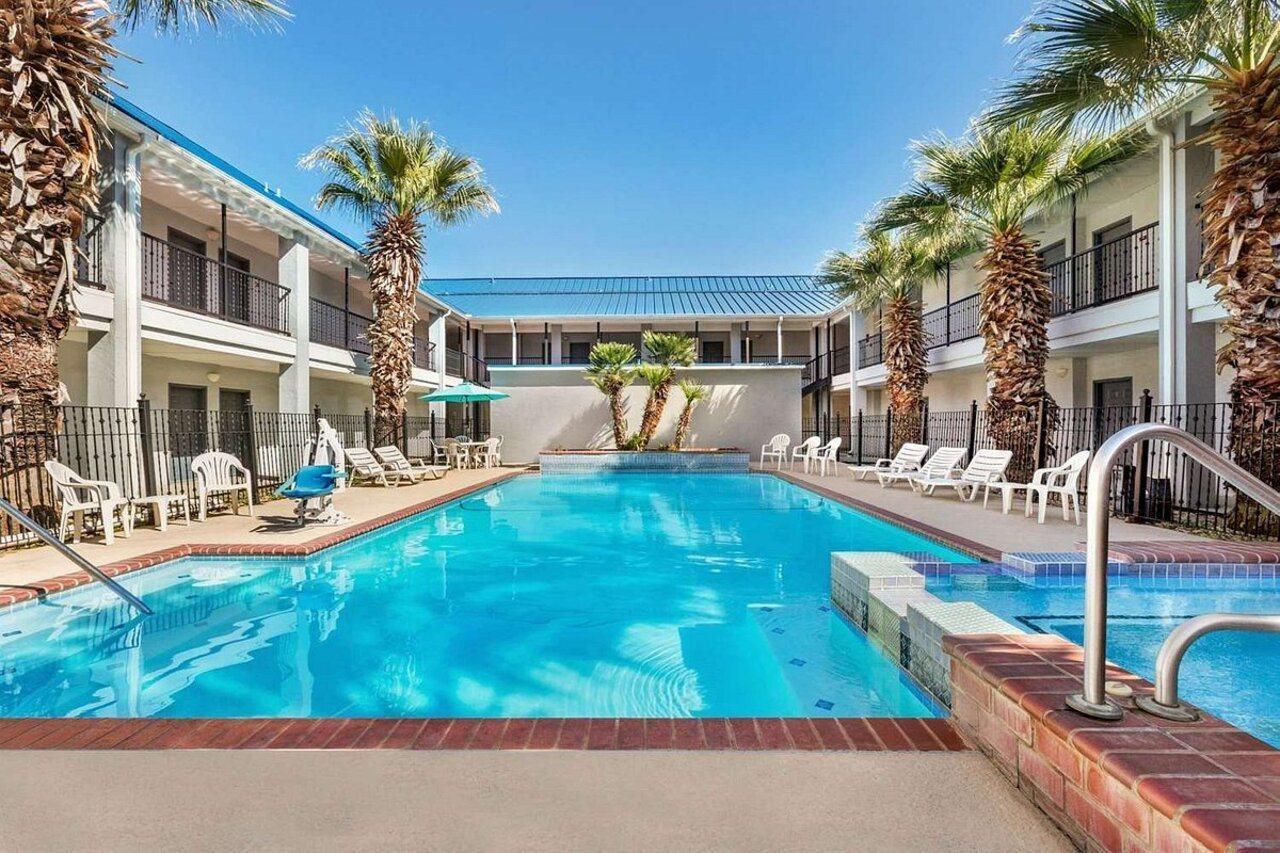 Howard Johnson By Wyndham San Antonio Hotel & Suites المظهر الخارجي الصورة