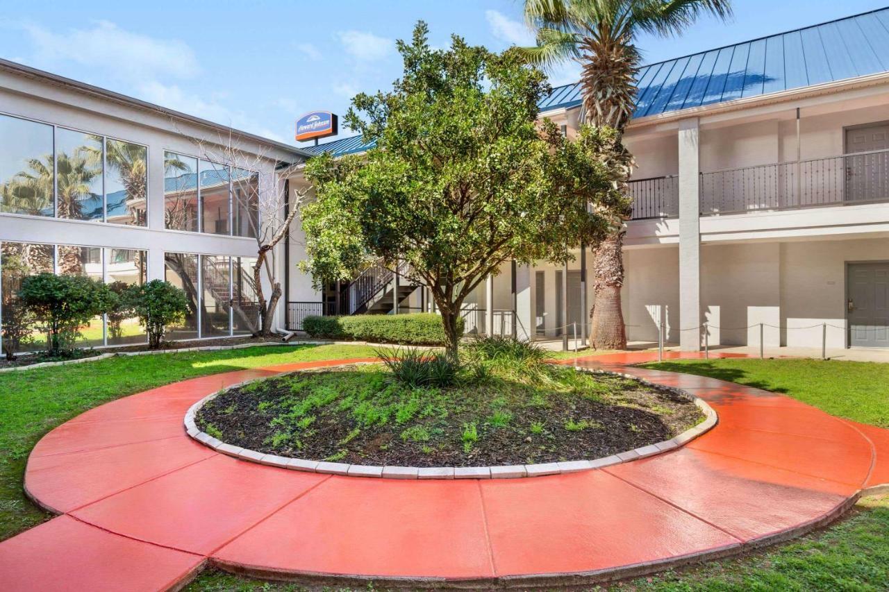 Howard Johnson By Wyndham San Antonio Hotel & Suites المظهر الخارجي الصورة