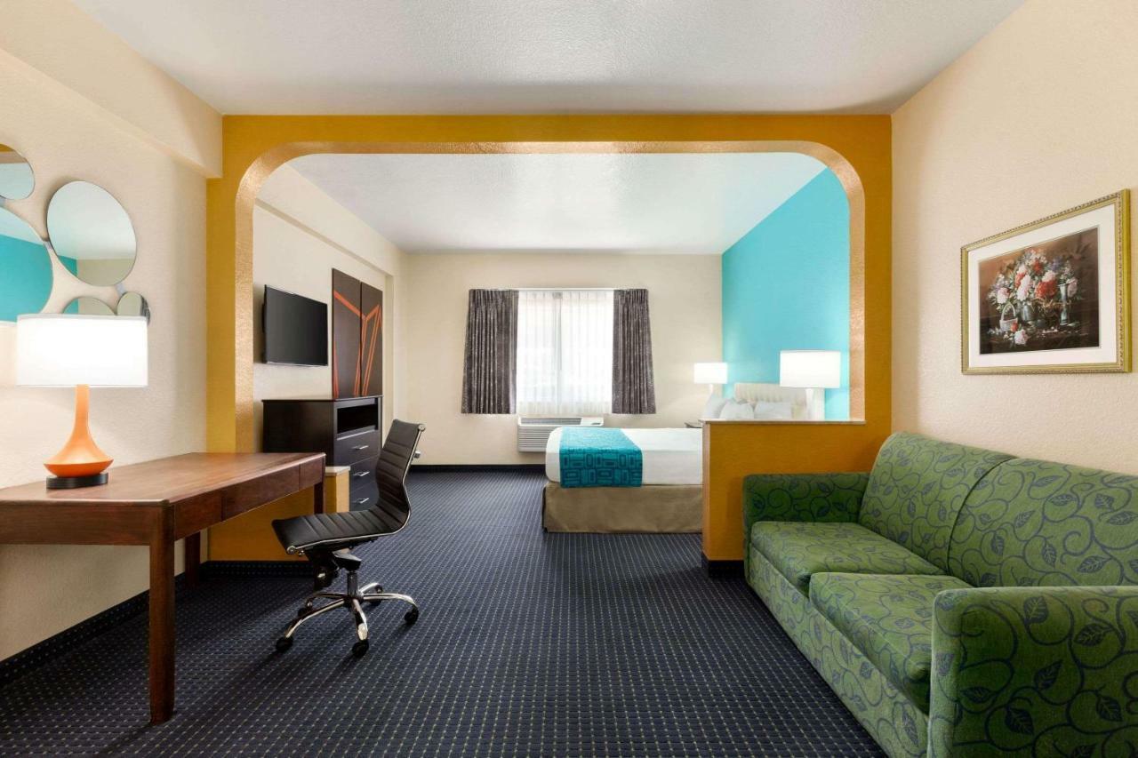 Howard Johnson By Wyndham San Antonio Hotel & Suites المظهر الخارجي الصورة
