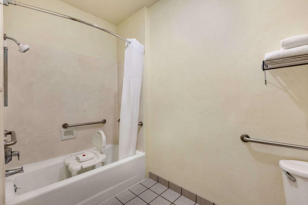 Howard Johnson By Wyndham San Antonio Hotel & Suites المظهر الخارجي الصورة