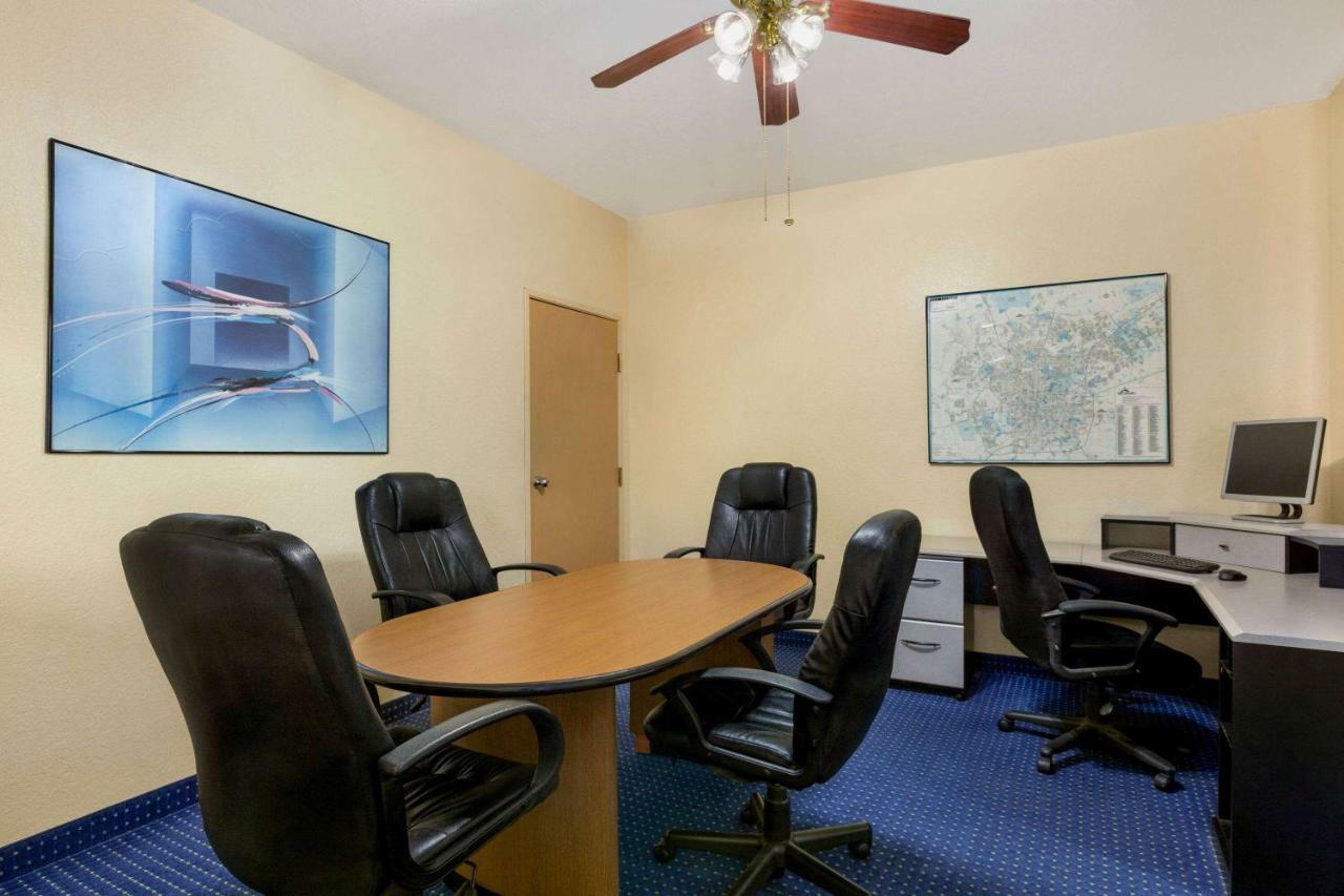 Howard Johnson By Wyndham San Antonio Hotel & Suites المظهر الخارجي الصورة