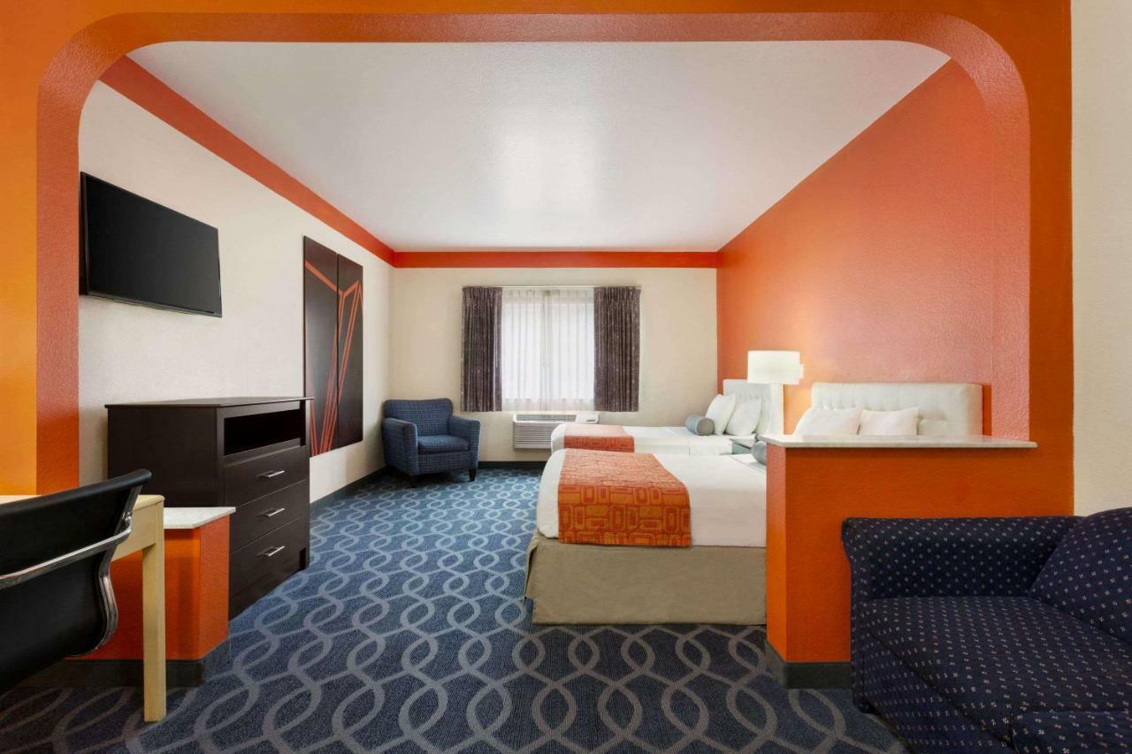 Howard Johnson By Wyndham San Antonio Hotel & Suites المظهر الخارجي الصورة