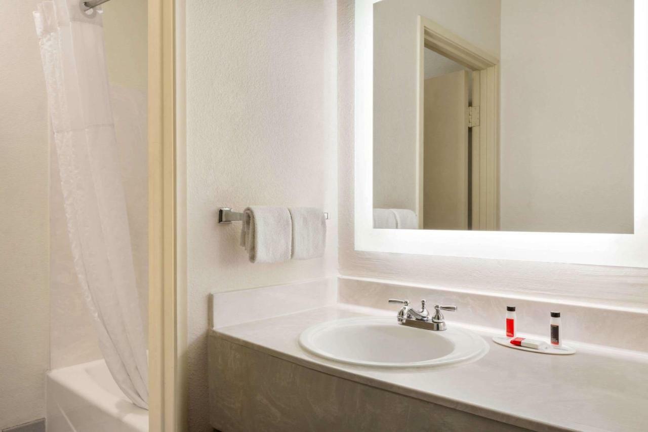 Howard Johnson By Wyndham San Antonio Hotel & Suites المظهر الخارجي الصورة