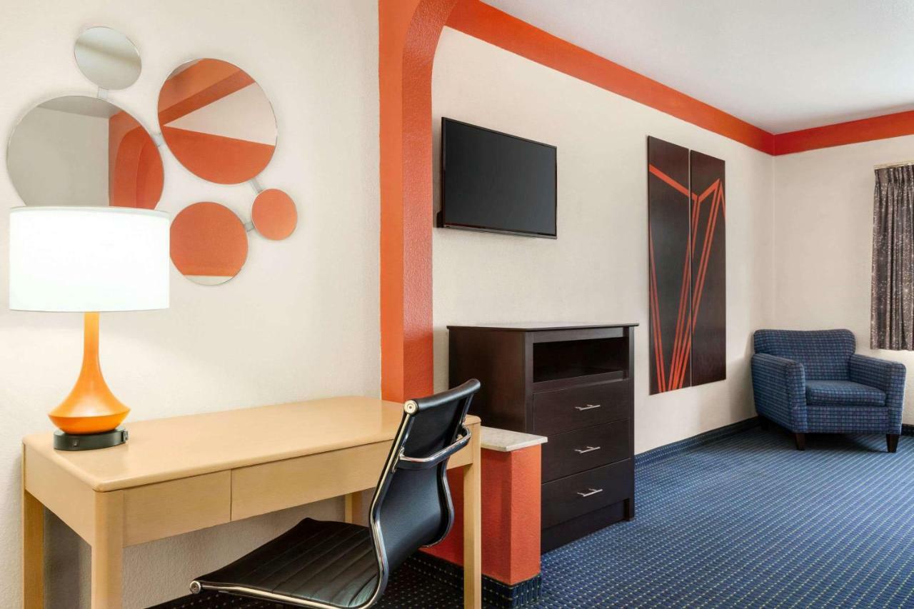 Howard Johnson By Wyndham San Antonio Hotel & Suites المظهر الخارجي الصورة