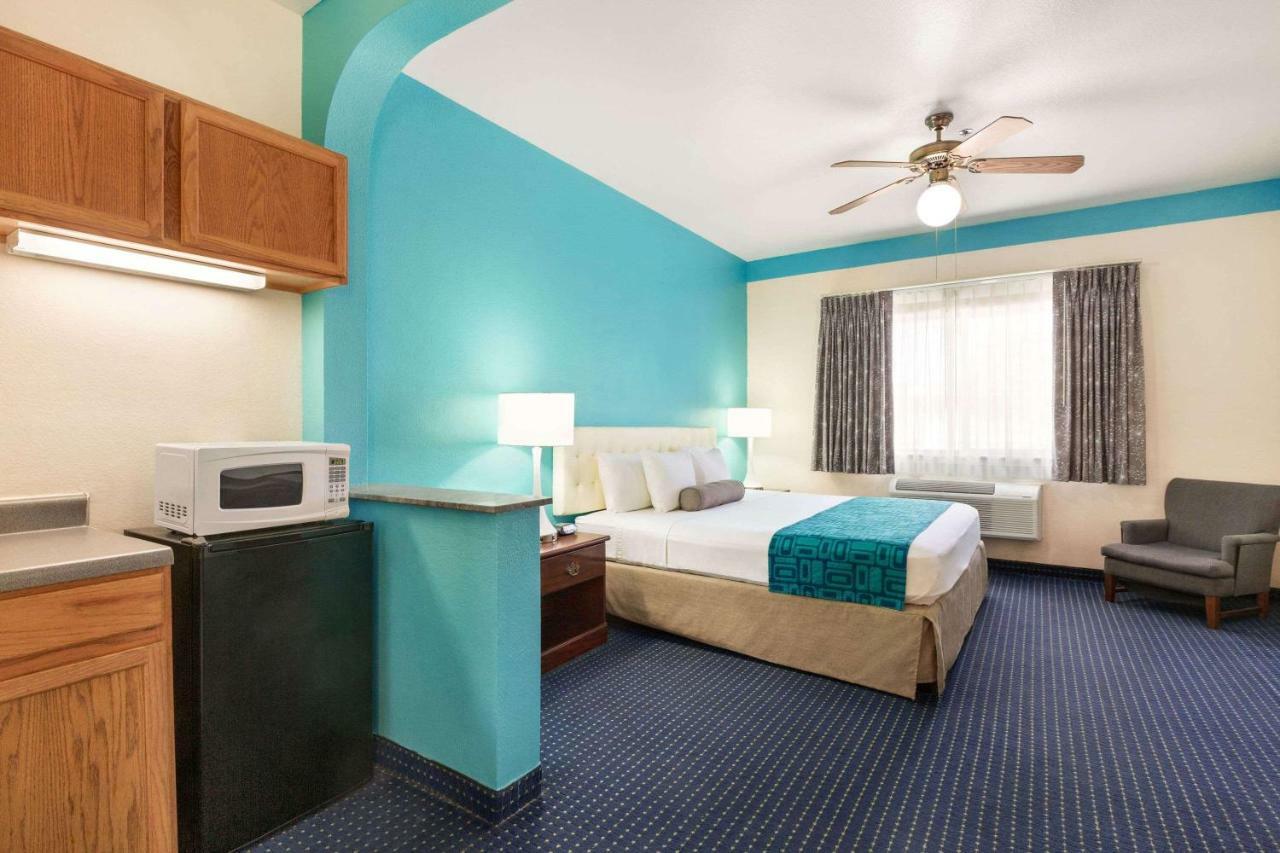 Howard Johnson By Wyndham San Antonio Hotel & Suites المظهر الخارجي الصورة