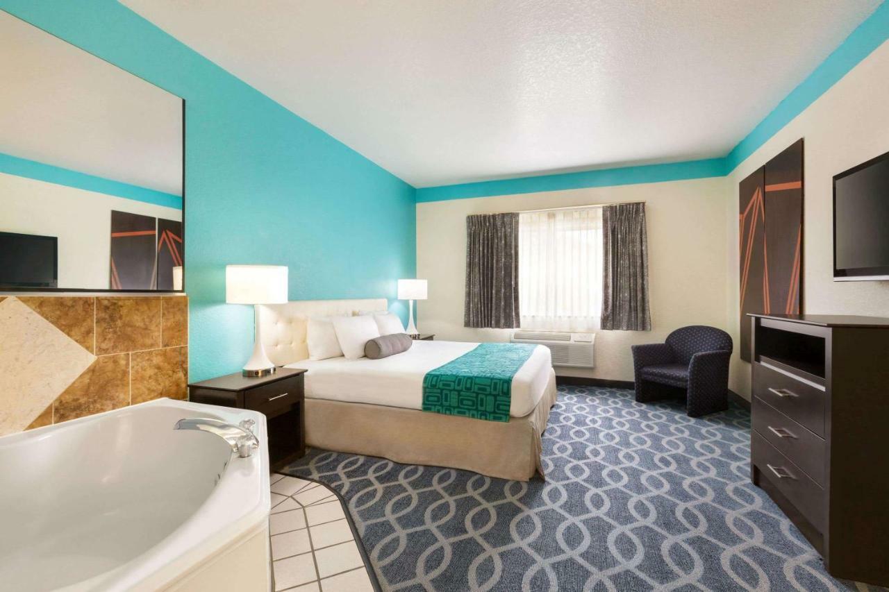 Howard Johnson By Wyndham San Antonio Hotel & Suites المظهر الخارجي الصورة