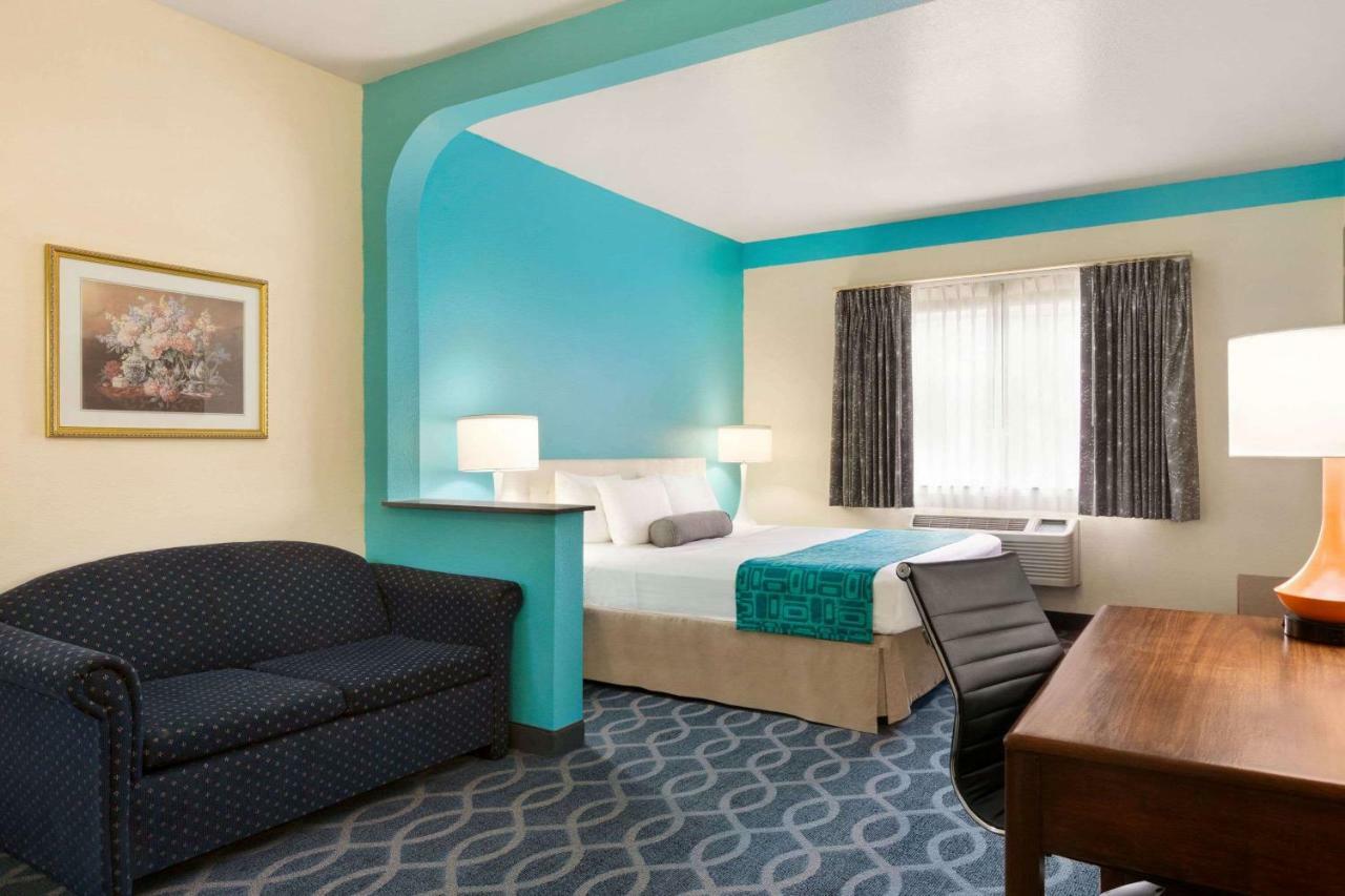 Howard Johnson By Wyndham San Antonio Hotel & Suites المظهر الخارجي الصورة