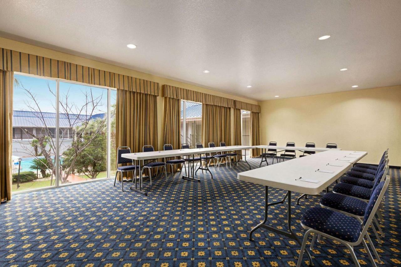 Howard Johnson By Wyndham San Antonio Hotel & Suites المظهر الخارجي الصورة
