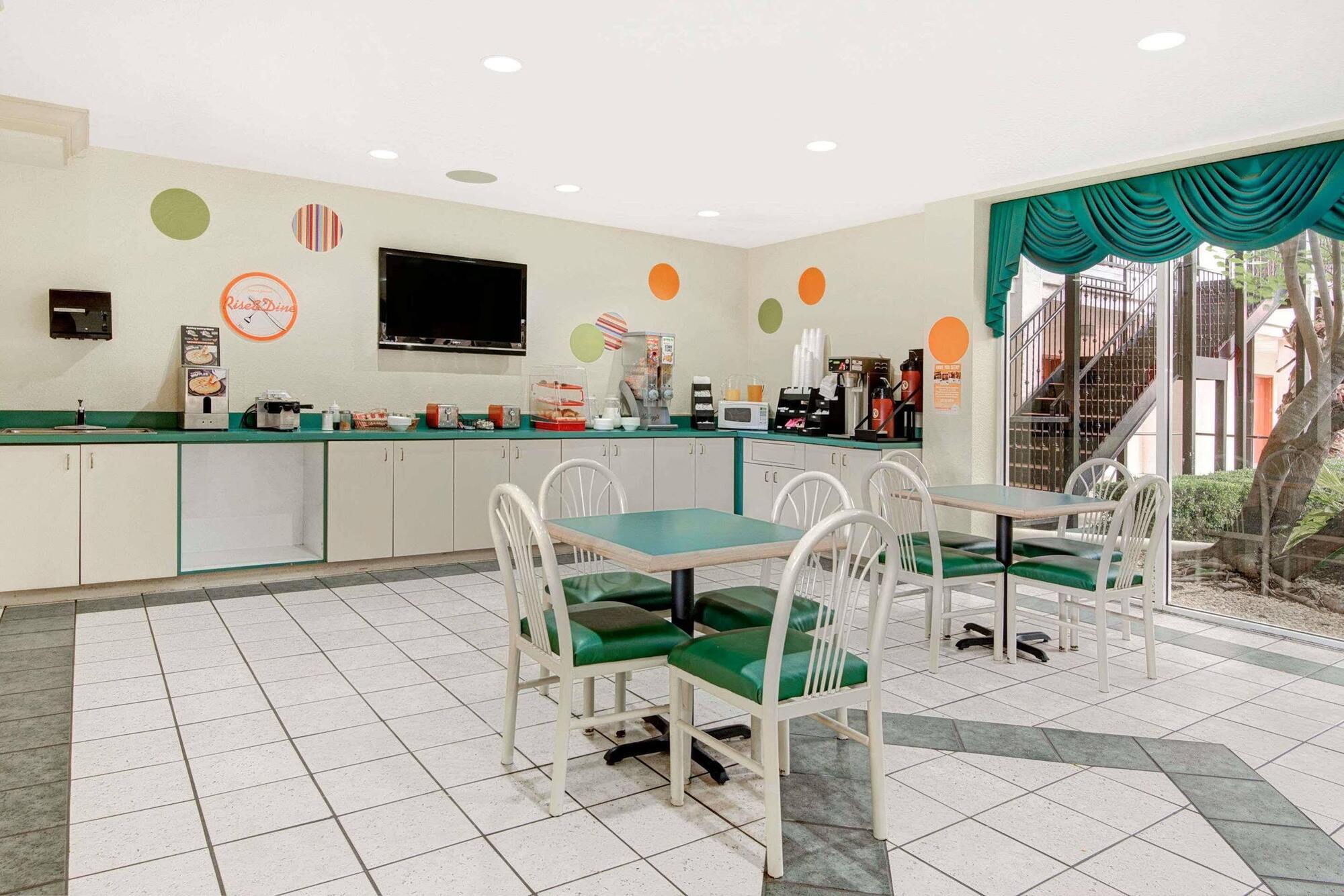 Howard Johnson By Wyndham San Antonio Hotel & Suites المظهر الخارجي الصورة